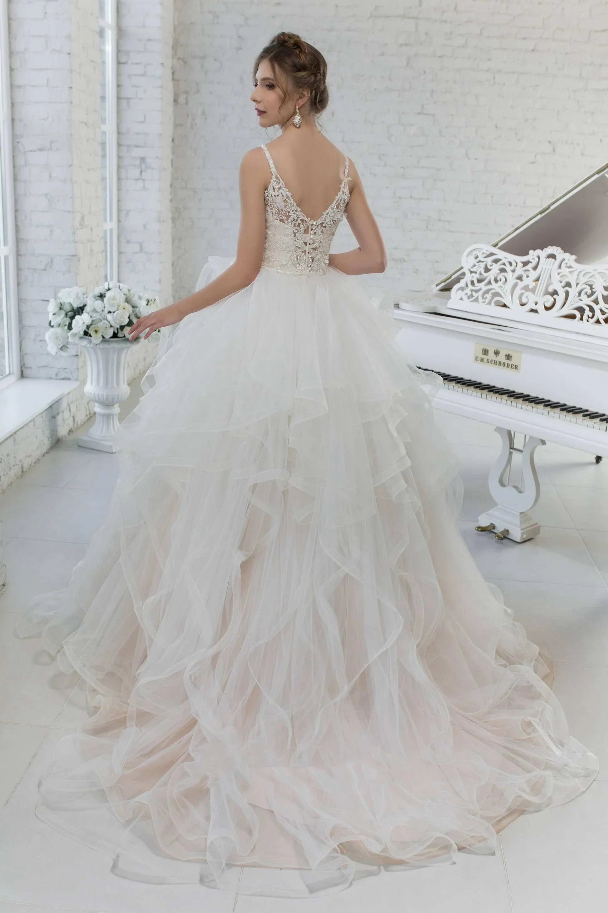 Tulle Ball Gown Ruffled Spaghetti-Straps Sleeveless Wedding Dress with Appliques